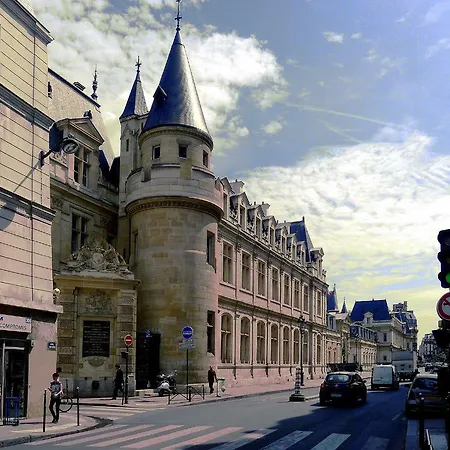 Architect's Triplex - Marais Apartment